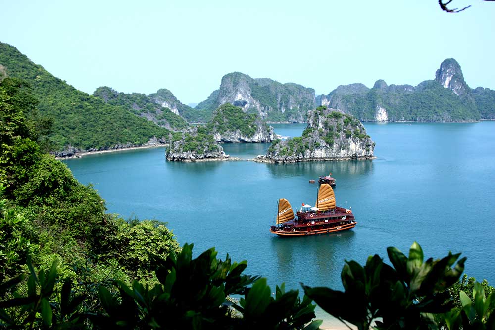 Du thuyền vịnh Hạ Long