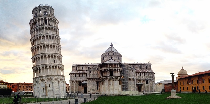 Thăm tháp nghiêng Pisa nổi tiếng.