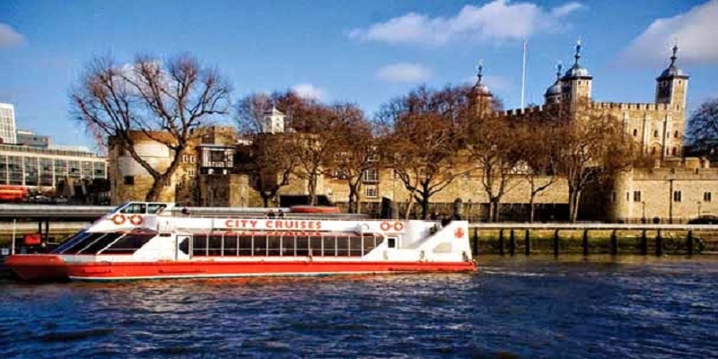 Đi thuyền ngắm cảnh hai bờ sông Thames