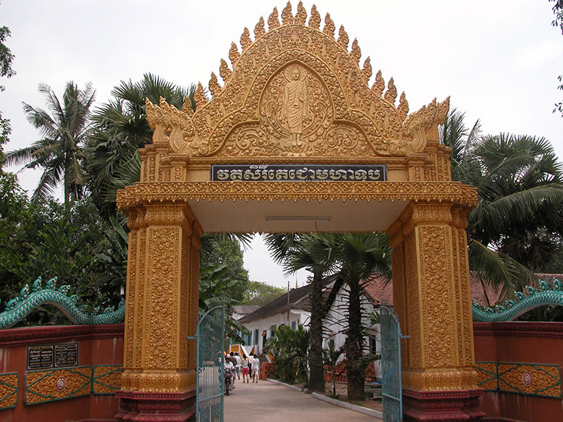 Cổng chính chùa Dơi
